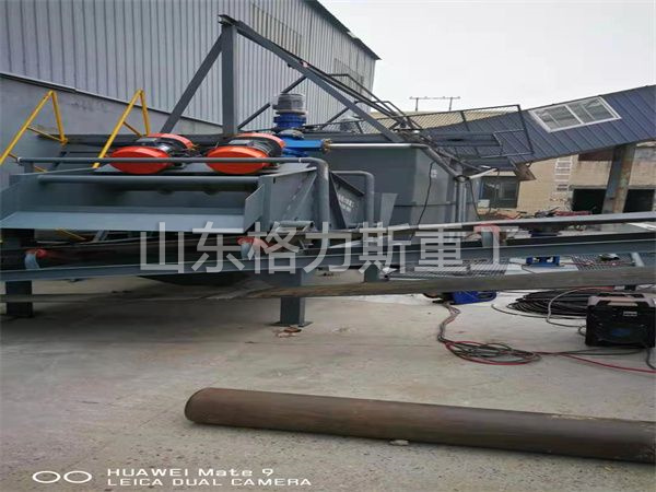 振動(dòng)式砂石分離機(jī)安裝現(xiàn)場(chǎng)